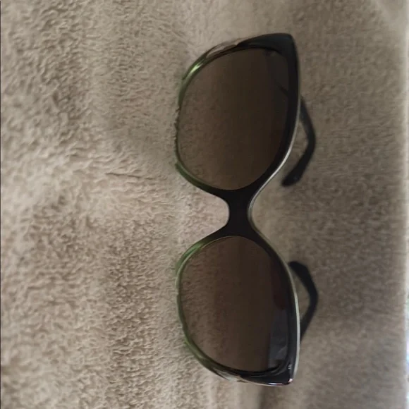 Emilio Pucci Elegant Black Sunglasses - Picture 3 of 3